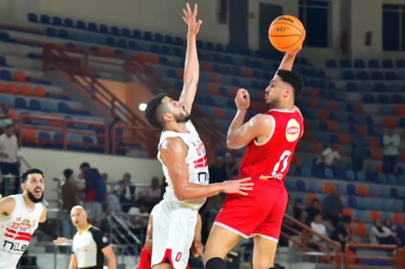 عمرو زهران لاعب سلة الأهلي خلال مواجهة الزمالك